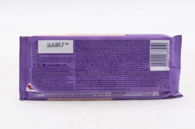 Шоколад молочный Milka с печеньем Oreo со вкусом клубники 92 гр